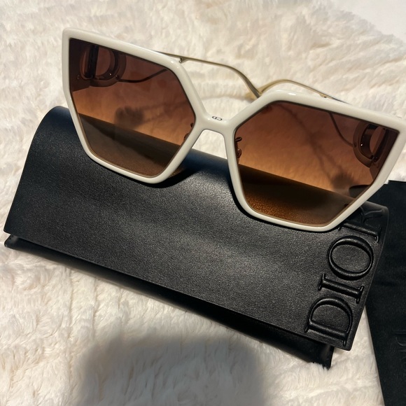 AUTHENTIC Dior 30MONTAIGNE SU - Picture 1 of 5